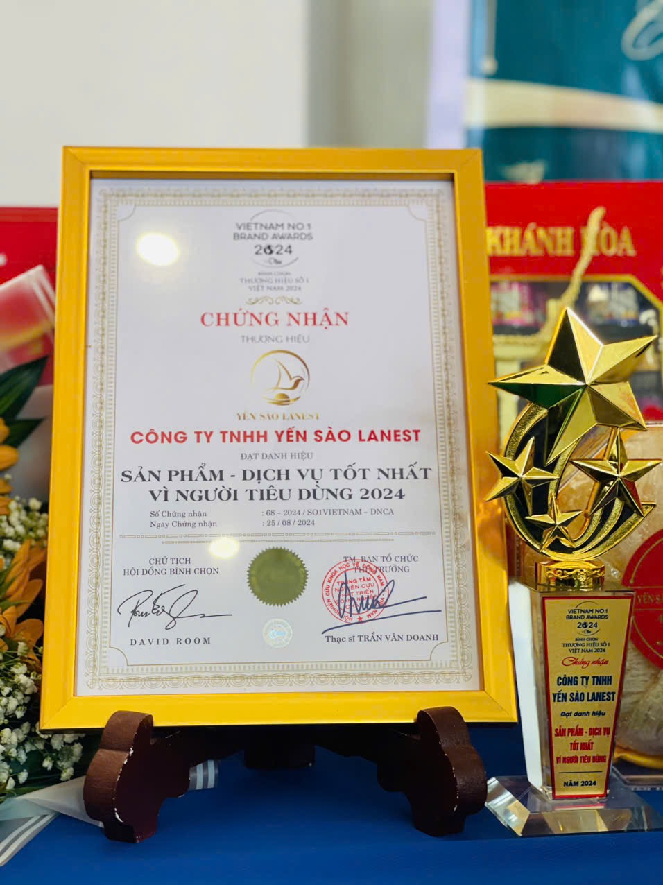 Chứng nhận và cúp Vietnam No.1 Brand Awards 2024 của Công ty TNHH Yến Sào Lanest